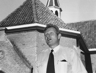 843730 Portret van Jan Schotsman, kantonnier in dienst van de provincie Utrecht, bij de Gereformeerde kerk (Dorpsstraat ...